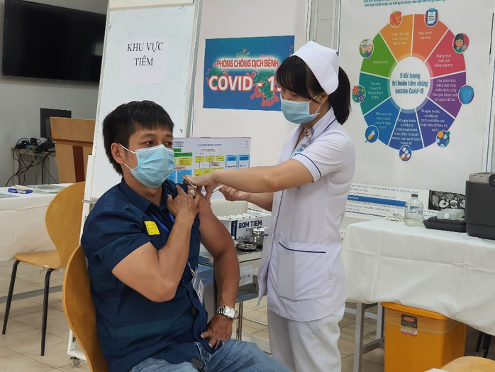 TP HCM tiêm vắc-xin Covid-19 cho nhân viên chống dịch - Ảnh 1.
