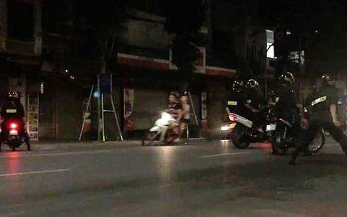 6 học sinh Hà Nội đua xe máy trong đêm - Ảnh 1.