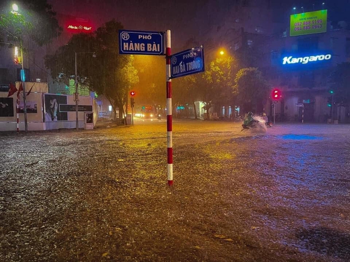 CLIP: Nhiều tuyến phố ngập sâu, người Hà Nội bì bõm sau trận mưa vàng - Ảnh 8.
