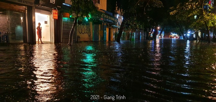 CLIP: Nhiều tuyến phố ngập sâu, người Hà Nội bì bõm sau trận mưa vàng - Ảnh 4.