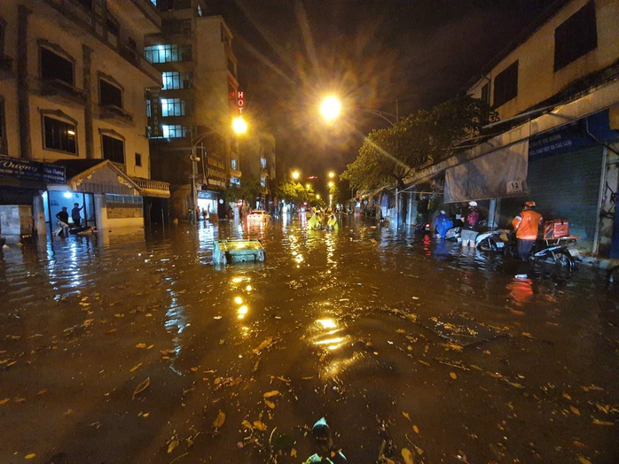 CLIP: Nhiều tuyến phố ngập sâu, người Hà Nội bì bõm sau trận mưa vàng - Ảnh 9.