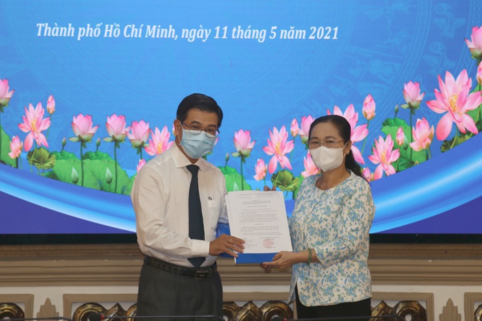 Trao quyết định phê chuẩn ông Nguyễn Văn Dũng làm Phó Chủ tịch HĐND TP HCM - Ảnh 1.
