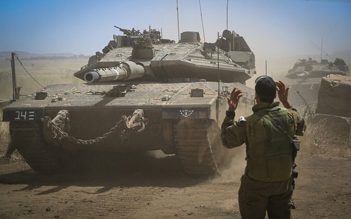 Khói lửa ngập trời, Israel dồn quân ra biên giới - Ảnh 2.