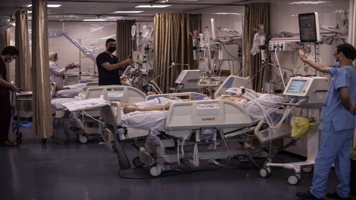 Các bệnh viện ở dải Gaza lâm cảnh một cổ hai tròng - Ảnh 1.
