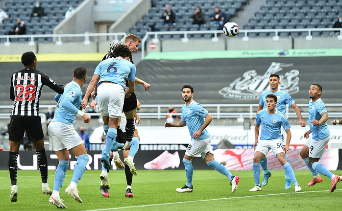 Rượt đuổi 7 bàn tại St.James’s Park, sao trẻ Man City lập hat-trick mừng tân vương - Ảnh 2.