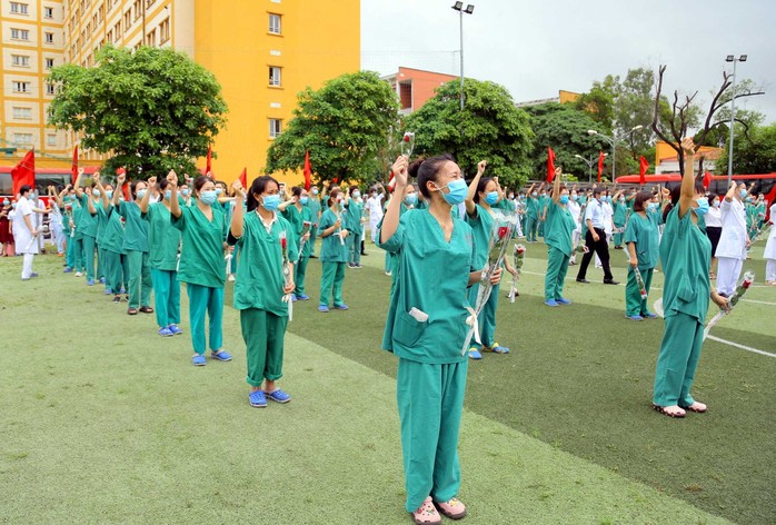 200 bác sĩ, nhân viên y tế Quảng Ninh chi viện cho Bắc Giang - Ảnh 2.