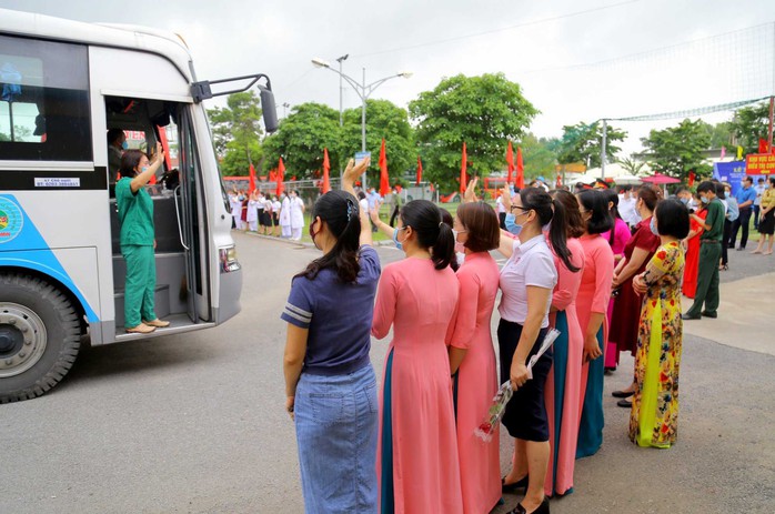200 bác sĩ, nhân viên y tế Quảng Ninh chi viện cho Bắc Giang - Ảnh 1.