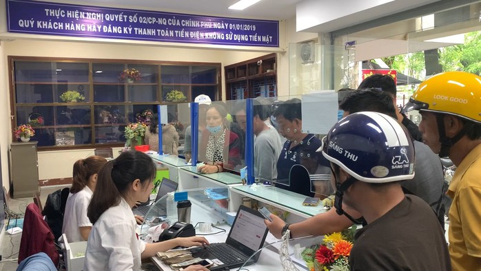 Xóa điểm thu tiền điện tại trụ sở điện lực TP Quảng Ngãi - Ảnh 1.