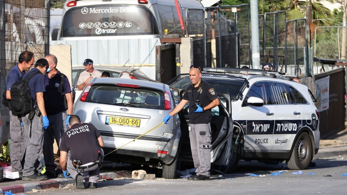 Lao xe vào cảnh sát Israel, tài xế Palestine bị bắn chết - Ảnh 1.