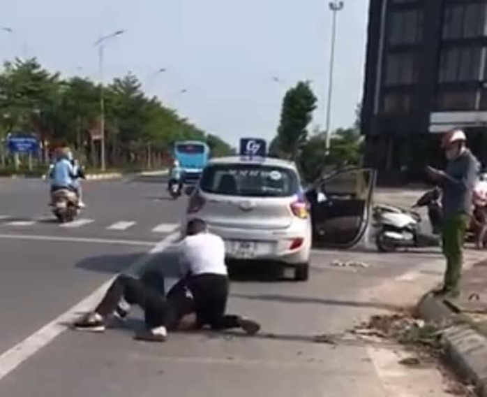 Kỷ luật đại uý công an đứng nhìn người dân bắt tên cướp taxi cực kỳ nguy hiểm - Ảnh 1.