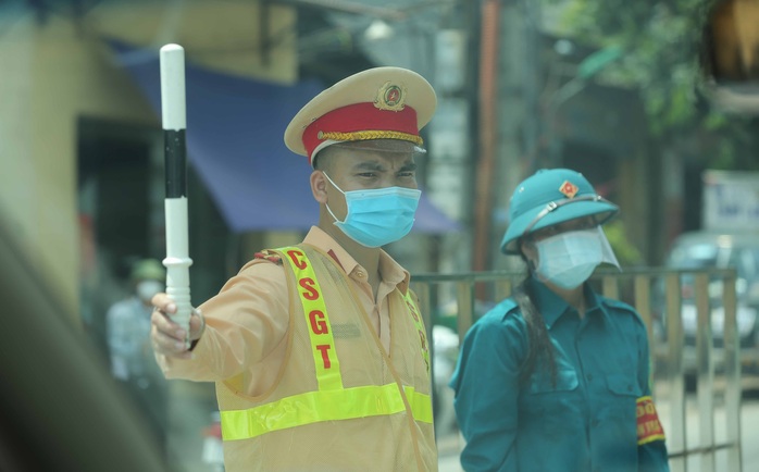 CLIP: Lập chốt giãn cách xã hội toàn huyện Việt Yên có ổ dịch Công ty Hosiden - Ảnh 3.