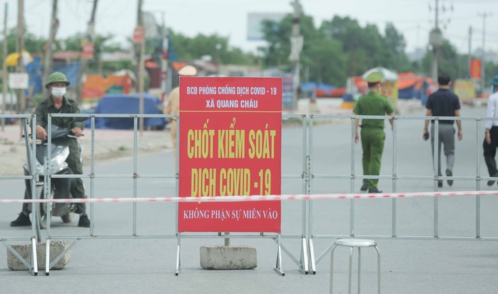 CLIP: Lập chốt giãn cách xã hội toàn huyện Việt Yên có ổ dịch Công ty Hosiden - Ảnh 4.