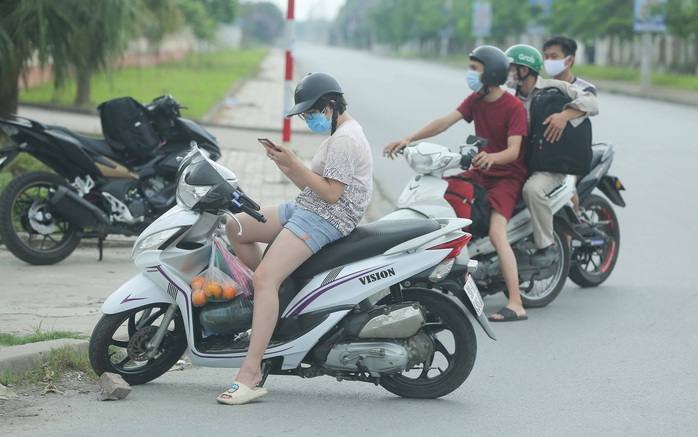 CLIP: Lập chốt giãn cách xã hội toàn huyện Việt Yên có ổ dịch Công ty Hosiden - Ảnh 14.
