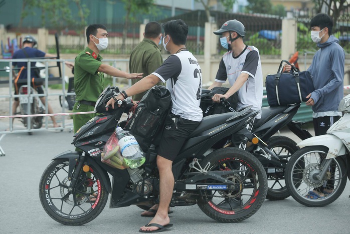 CLIP: Lập chốt giãn cách xã hội toàn huyện Việt Yên có ổ dịch Công ty Hosiden - Ảnh 10.