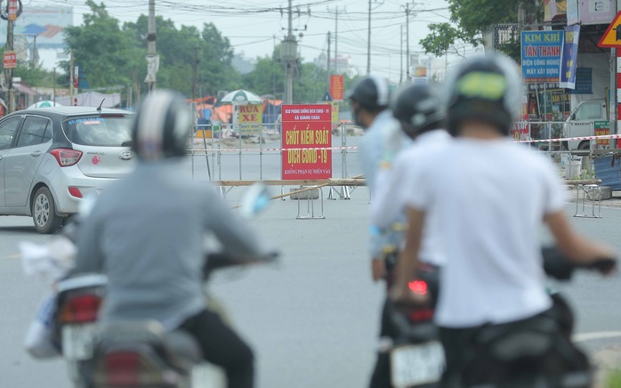 CLIP: Lập chốt giãn cách xã hội toàn huyện Việt Yên có ổ dịch Công ty Hosiden - Ảnh 12.