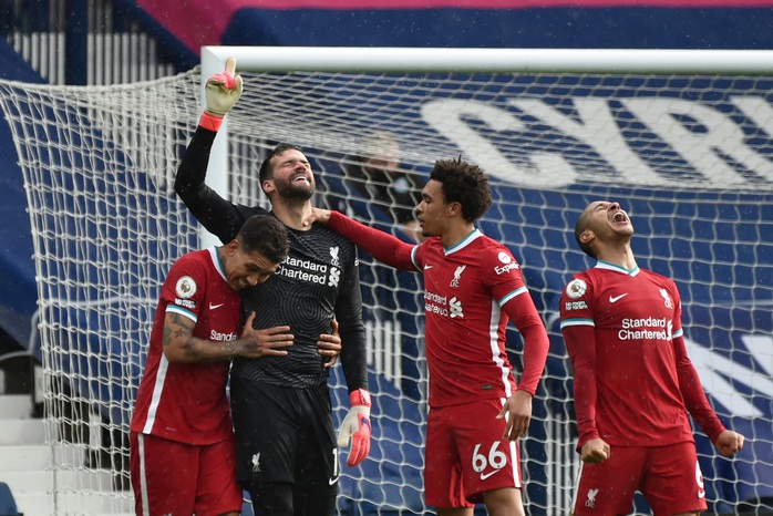 Ngỡ ngàng người nhện Alisson ghi bàn, cứu cả mùa giải Liverpool - Ảnh 7.