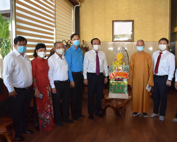Bí thư Thành ủy TP HCM Nguyễn Văn Nên thăm và chúc mừng Đại lễ Phật đản - Ảnh 2.