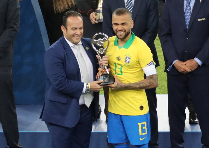 Siêu hậu vệ 38 tuổi Dani Alves trở lại đội tuyển Brazil - Ảnh 4.