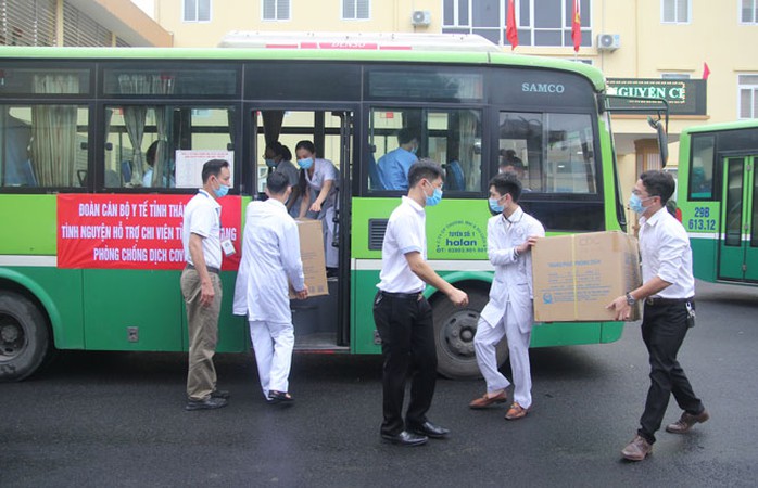 Thái Nguyên chi viện bác sĩ, xe cứu thương cho Bắc Giang chống dịch Covid-19 - Ảnh 1.