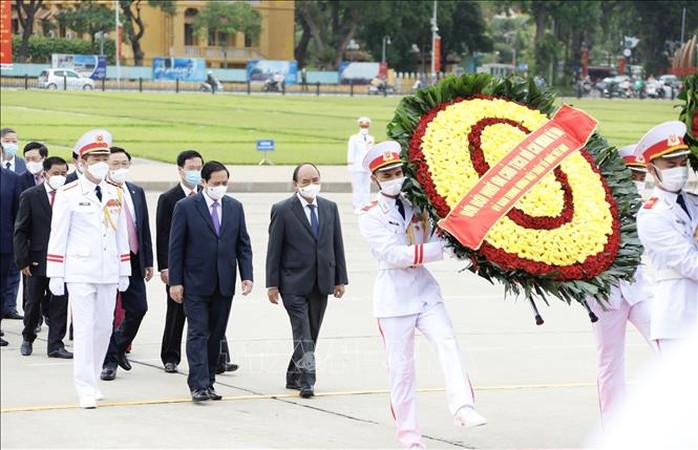 Lãnh đạo Đảng, Nhà nước vào Lăng viếng Bác - Ảnh 1.