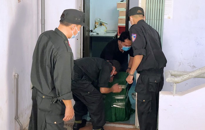 Hình ảnh khám xét, bắt giam cựu Giám đốc Sở Tài nguyên - Môi trường Khánh Hòa - Ảnh 7.