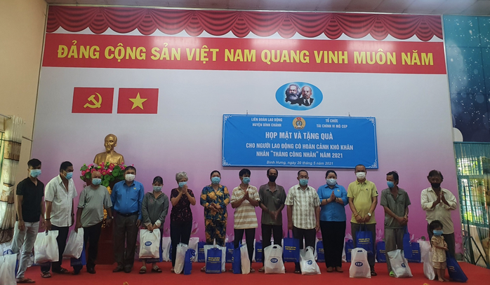 100 phần quà đến với lao động nghèo Bình Chánh - Ảnh 3.