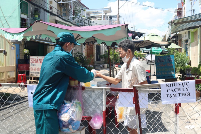 Liên quan ca nghi mắc Covid-19 tại TP HCM: Phong tỏa 72 hộ dân ở Bình Tân - Ảnh 4.