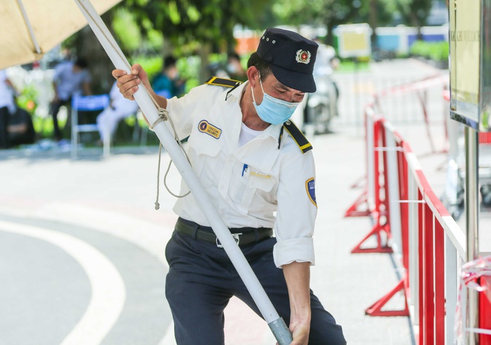 CLIP: Phong toả toà nhà chung cư cao cấp có ca dương tính SARS-CoV-2 - Ảnh 9.