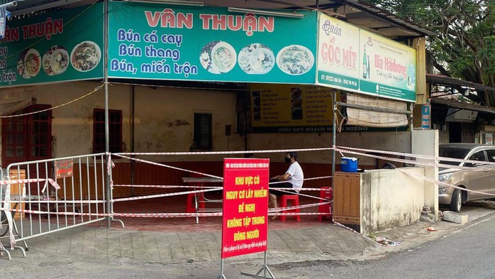 Vượt chốt phong tỏa, vào ổ dịch có 15 ca Covid-19 bán rượu - Ảnh 1.