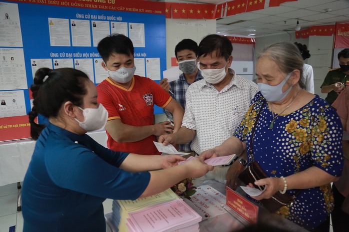 Cử tri Hà Nội náo nức đi bỏ phiếu bầu cử - Ảnh 14.