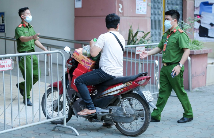 CLIP: Phong tỏa tòa nhà ở khu đô thị Việt Hưng có ca dương tính SARS-CoV-2 - Ảnh 9.