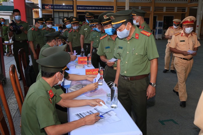 Miền Trung: Bầu cử đặc biệt trong khu cách ly tập trung phòng chống dịch Covid-19 - Ảnh 22.