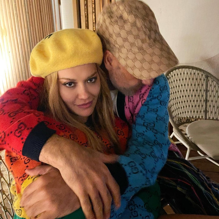 Nữ ca sĩ Rita Ora hạnh phúc bên người tình - Ảnh 1.