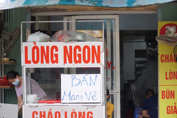 CLIP: Hàng quán Hà Nội đồng loạt dừng hoạt động, chỉ bán mang về - Ảnh 9.