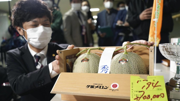 Nhật Bản: Cặp dưa lưới Yubari được đấu giá gần nửa tỉ VNĐ - Ảnh 1.