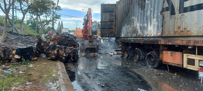 Lửa bùng lên ngùn ngụt sau cú tông mạnh của xe đầu kéo vào container - Ảnh 4.