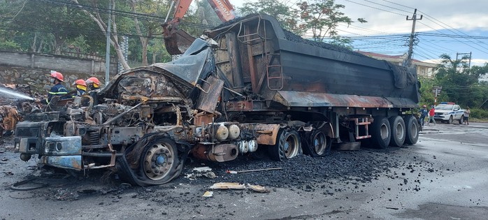 Lửa bùng lên ngùn ngụt sau cú tông mạnh của xe đầu kéo vào container - Ảnh 3.