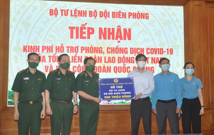 Tổng Liên đoàn Lao động Việt Nam trao 3 tỉ đồng hỗ trợ tuyến đầu chống dịch Covid-19 - Ảnh 2.