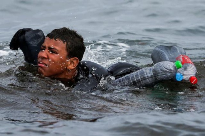 Số phận của cậu bé Morocco bơi qua biển bằng chai nhựa rỗng - Ảnh 1.