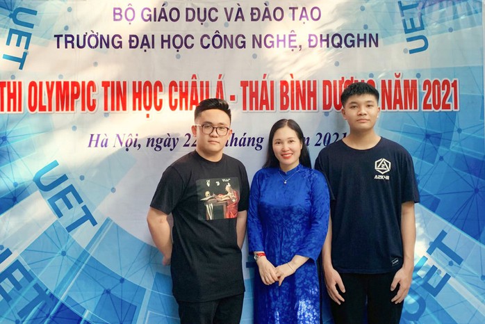 14-Quoc-Bao-(trai)-va-co-giao-Lan-Thanh-cung-ban-hoc-Thai-Vu