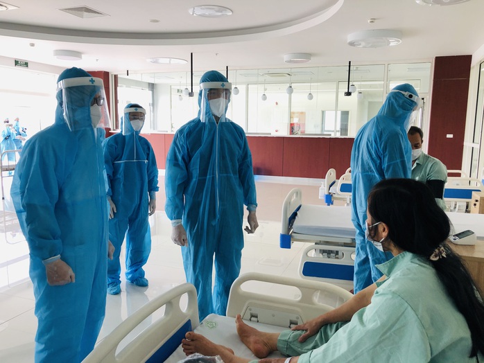 Chuyển 151 F1 của ca bệnh Covid-19 siêu lây nhiễm đến Bệnh viện Bạch Mai cơ sở 2 - Ảnh 1.