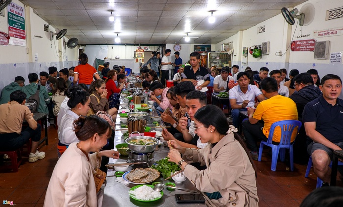 Du khách xếp hàng giữa trưa chờ chỗ trống ở quán cà phê Đà Lạt - Ảnh 1. Du khách xếp hàng giữa trưa chờ chỗ trống ở quán cà phê Đà Lạt - Ảnh 1.