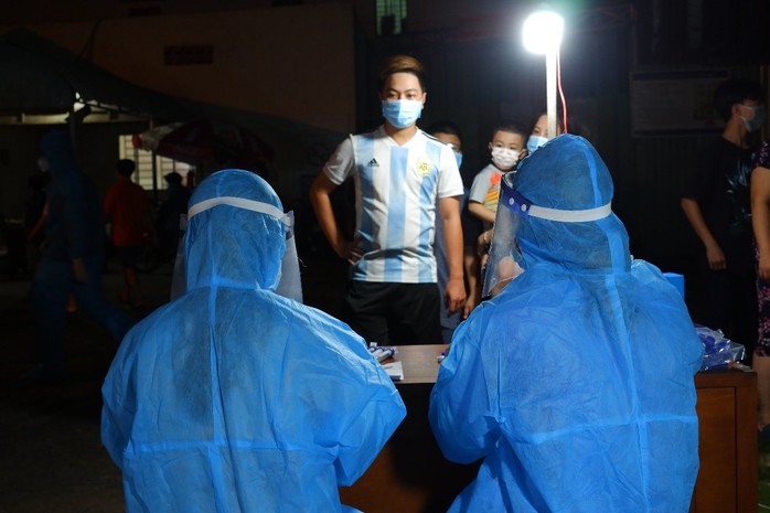 TP HCM: Hàng chục bệnh viện trắng đêm lấy mẫu xét nghiệm cho 24.000 người ở Gò Vấp - Ảnh 7.
