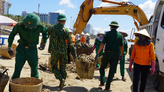 Bãi biển Vũng Tàu lại bị rác tấn công - Ảnh 7.