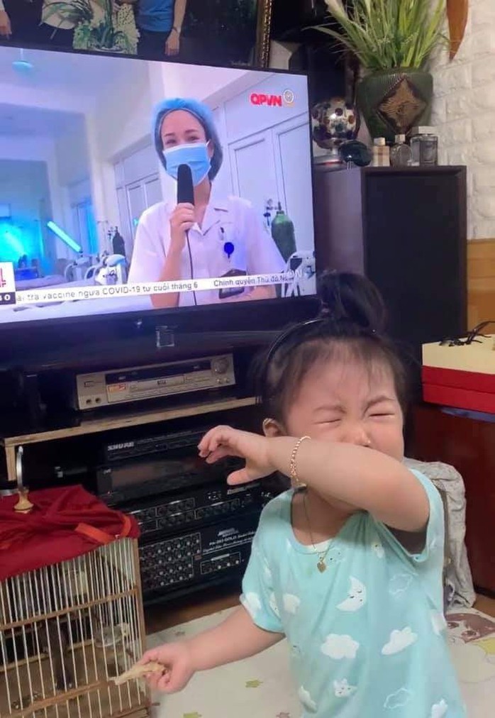 Mẹ đi Bắc Giang chống dịch, bé gái khóc nức nở khi thấy mẹ qua tivi - Ảnh 2.