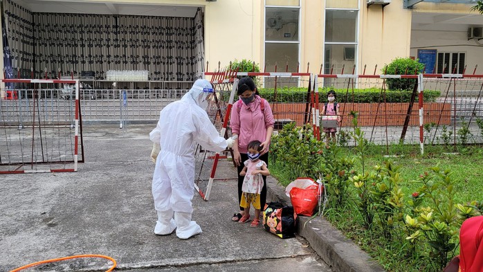 Mồ hôi ròng ròng, bỏng rát trong bộ đồ bảo hộ dưới nắng nóng gần 40 độ C ở tâm dịch - Ảnh 7.