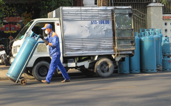 Ở nhà nấu ăn nhiều, giá gas lại bất ngờ tăng - Ảnh 1.