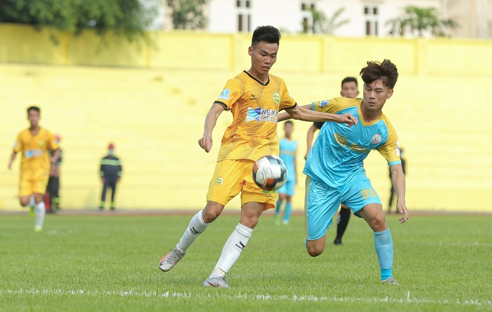 CLIP: Cổ động viên Hoà Bình leo cây xem trận khai mạc giải Hạng nhì Quốc gia 2021 - Ảnh 14.