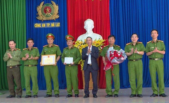 Khen thưởng Công an Đà Lạt bắt gọn nhóm móc túi du khách - Ảnh 2.