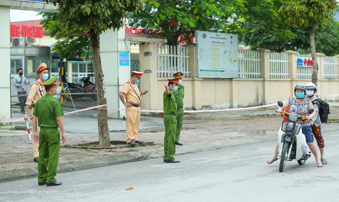 Vì sao nhiều khoa điều trị của BV Bệnh Nhiệt đới Trung ương có ca Covid-19? - Ảnh 2.